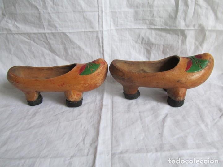Antig&uuml;edades: Pareja de zuecos de madera peque&ntilde;os - Foto 8