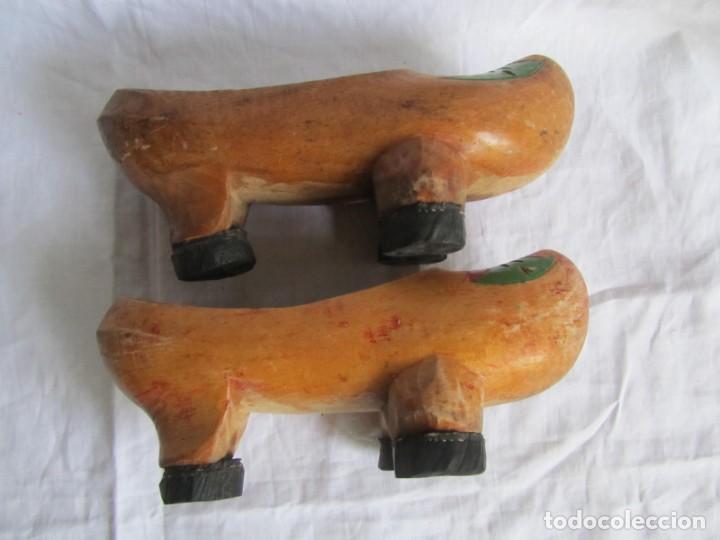 Antig&uuml;edades: Pareja de zuecos de madera peque&ntilde;os - Foto 9