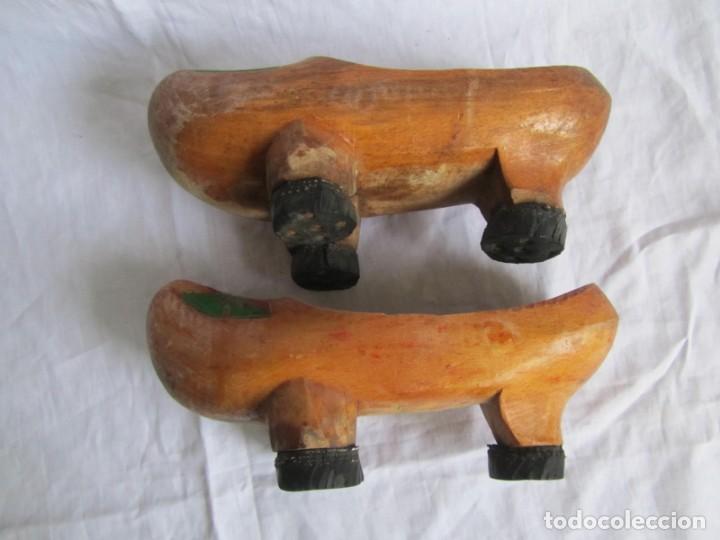 Antig&uuml;edades: Pareja de zuecos de madera peque&ntilde;os - Foto 10