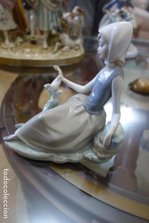 Antig&uuml;edades: Chica mirando la paloma de LLADR&Oacute; . - Foto 2