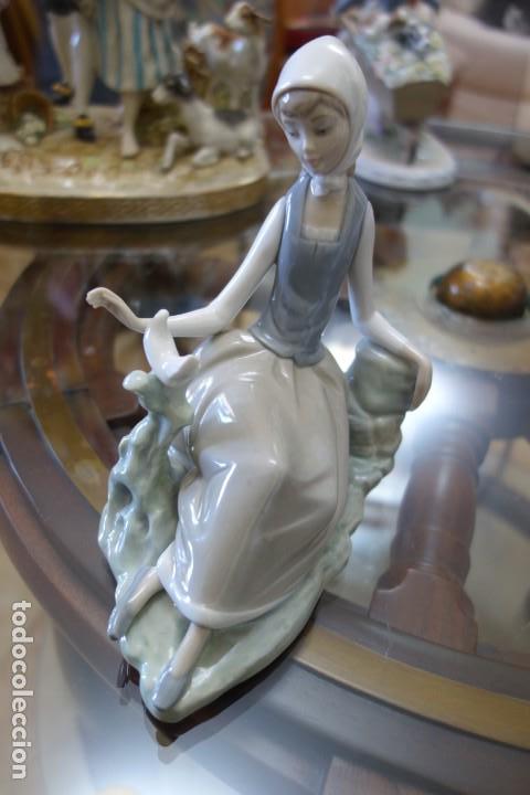 Antig&uuml;edades: Chica mirando la paloma de LLADR&Oacute; . - Foto 1