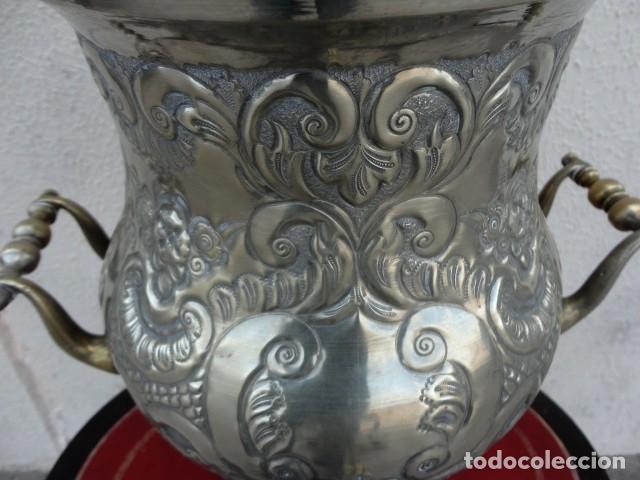 Antig&uuml;edades: Samovar antiguo de metal repujado - Foto 5