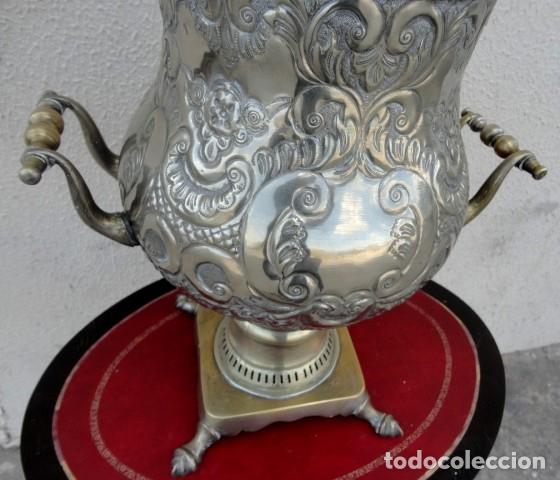 Antig&uuml;edades: Samovar antiguo de metal repujado - Foto 10
