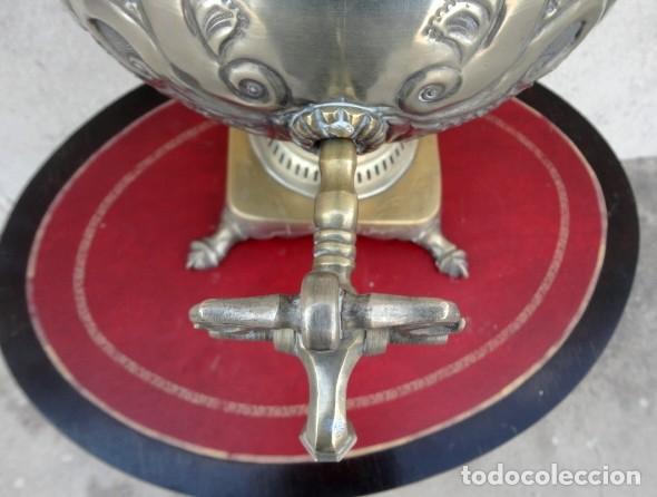 Antig&uuml;edades: Samovar antiguo de metal repujado - Foto 17