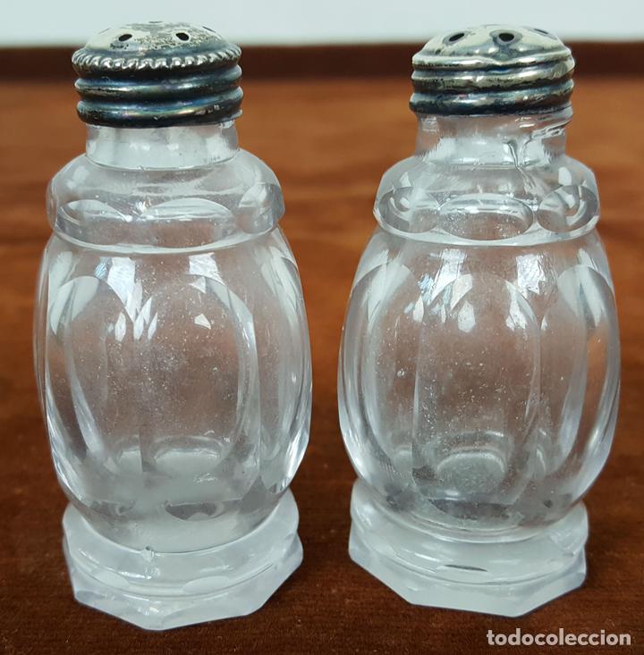 Antiquit&eacute;s: PAREJA DE SALEROS DE CRISTAL TALLADO. TAPONES DE PLATA. CIRCA 1950.