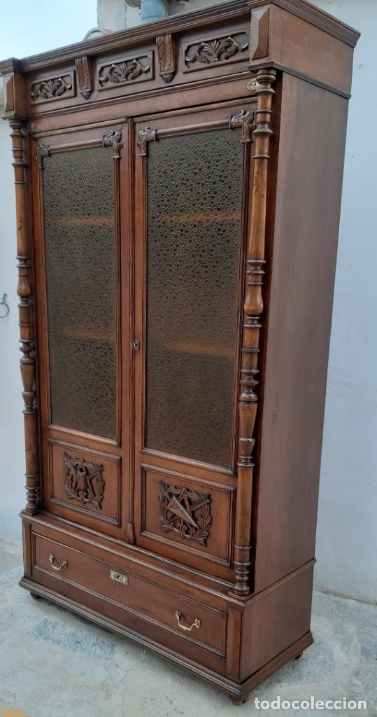 Antiguidades: Vitrina antig&uuml;a de madera noble