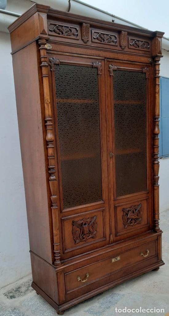 Antig&uuml;edades: Vitrina antig&uuml;a de madera noble - Foto 2