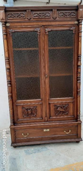 Antig&uuml;edades: Vitrina antig&uuml;a de madera noble - Foto 4