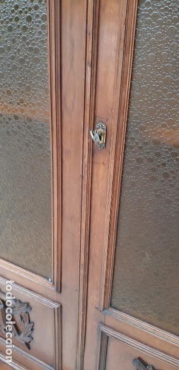 Antig&uuml;edades: Vitrina antig&uuml;a de madera noble - Foto 5