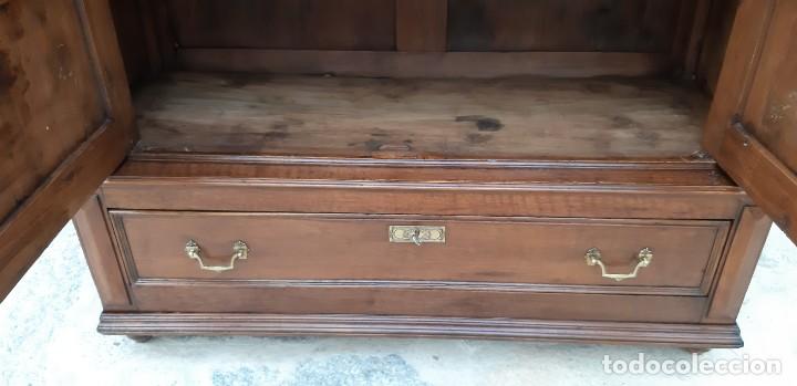 Antig&uuml;edades: Vitrina antig&uuml;a de madera noble - Foto 6