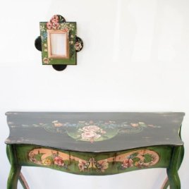 Consola de roble con pata cabriolé y marco. Recuperados y pintados a mano con motivos florales
