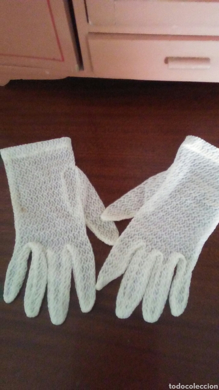 Antig&uuml;edades: Antiguos guantes decomunion ,son de los a&ntilde;os 60 y se consevan practicamente como nuevos. - Foto 1