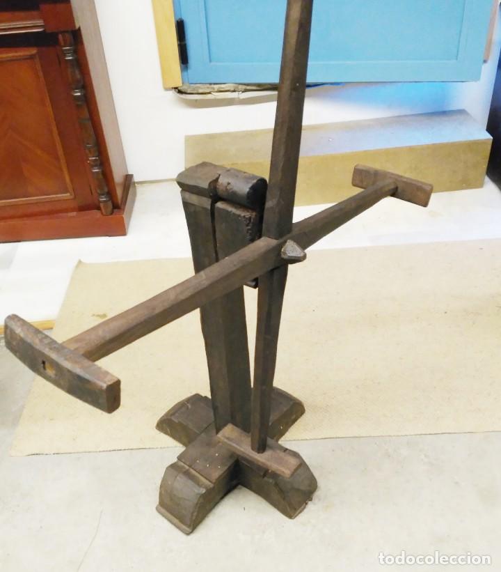 Antig&uuml;edades: ANTIGUA DEVANADORA DE LANA O LINO  EN MADERA DE CASTA&Ntilde;O - Foto 1