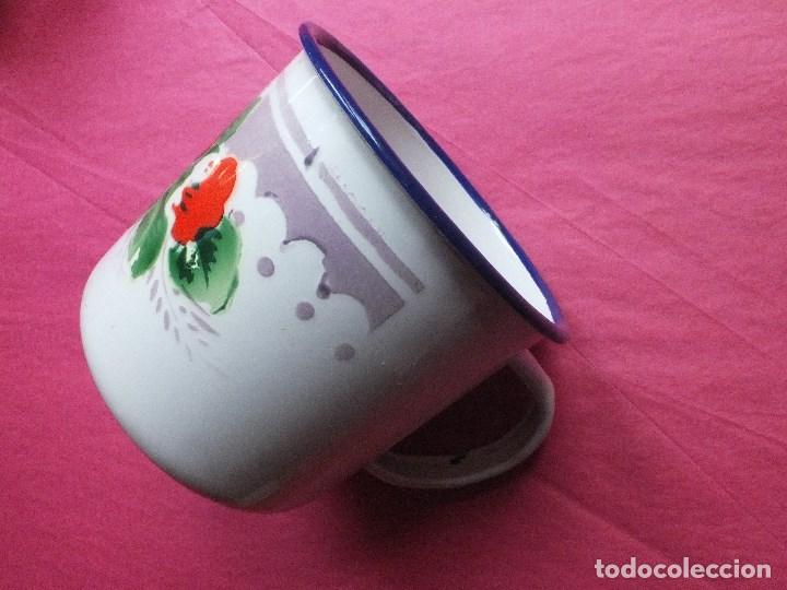 Antiquit&eacute;s: TAZA O CAZO PORCELANA ANTIGUA METAL ESMALTADO CON SELLO BORDE AZUL VINTAGE