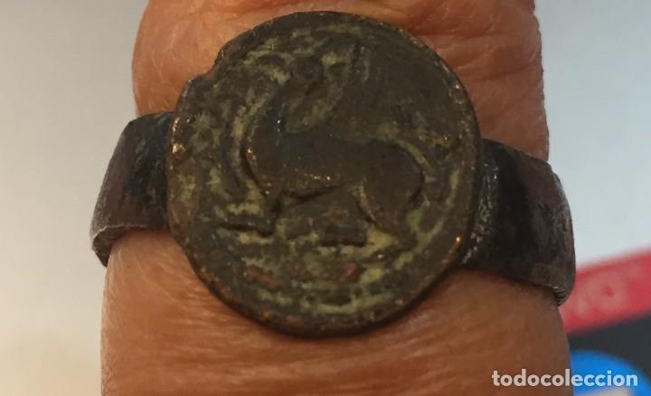 Antig&uuml;edades: ANILLO MEDIEVAL, EN METAL CON UN CABALLO - Foto 1