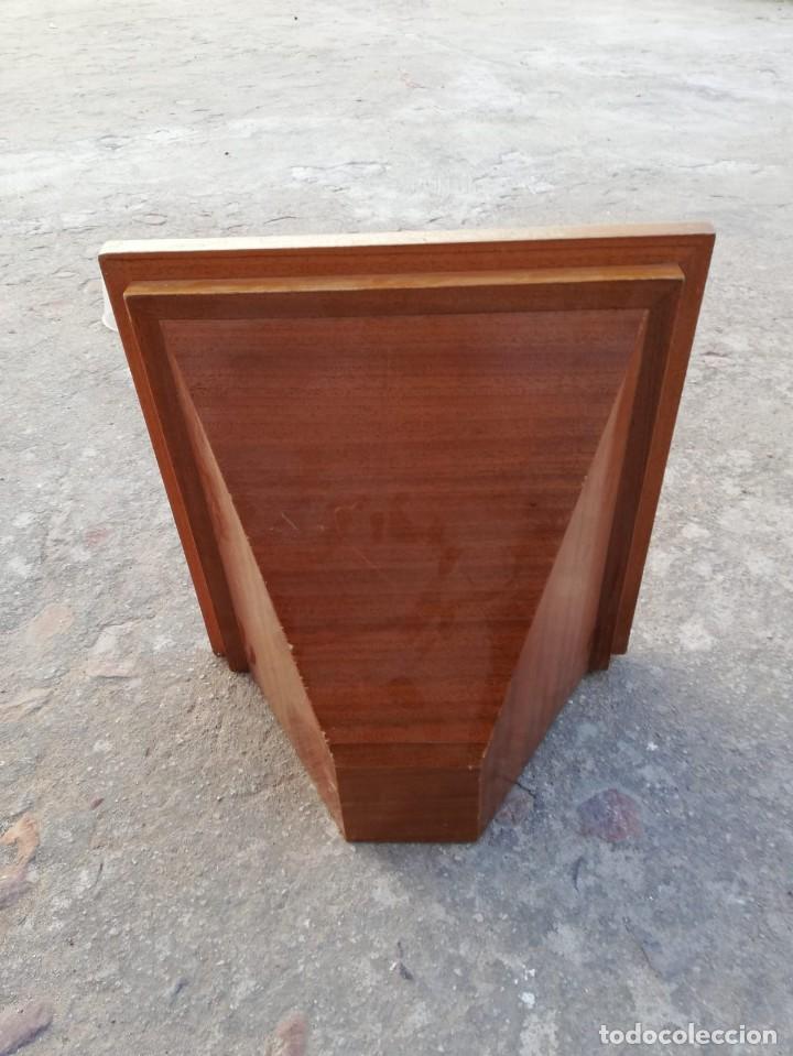 Oggetti Antichi: PEDESTAL O PEANA DE MADERA 23 CMS. ALTO Y 40 X 40 BASE