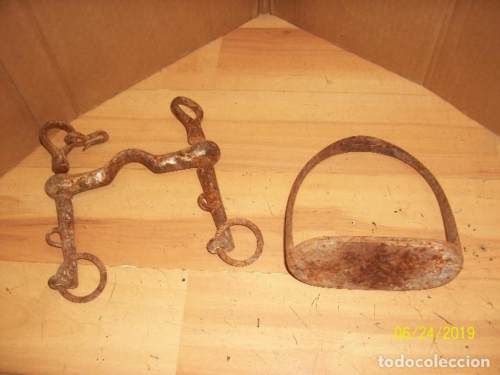 Antig&uuml;edades: LOTE DE BOCADO Y ESTRIBO PARA CABALLOS - Foto 2