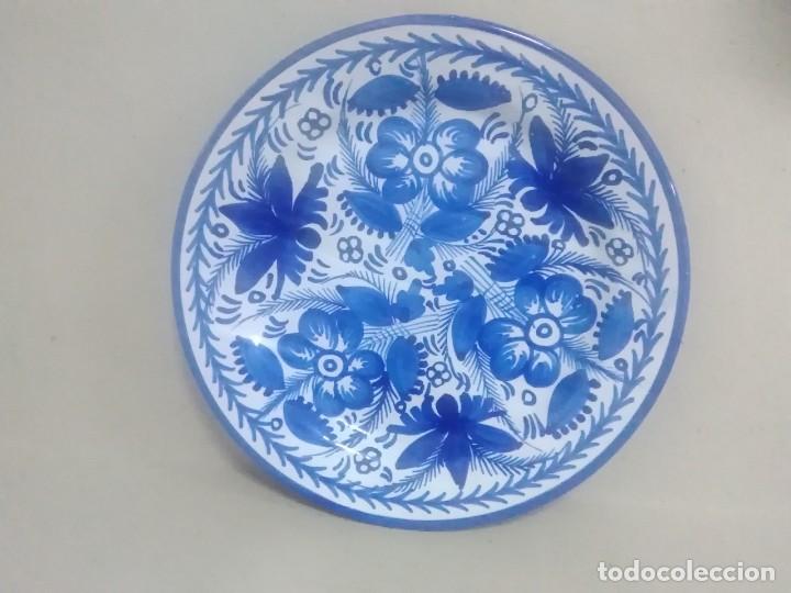 Antig&uuml;edades: Plato de cer&aacute;mica azul 30 ctms - Foto 1