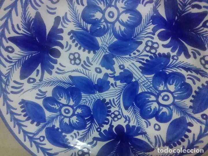 Antig&uuml;edades: Plato de cer&aacute;mica azul 30 ctms - Foto 2