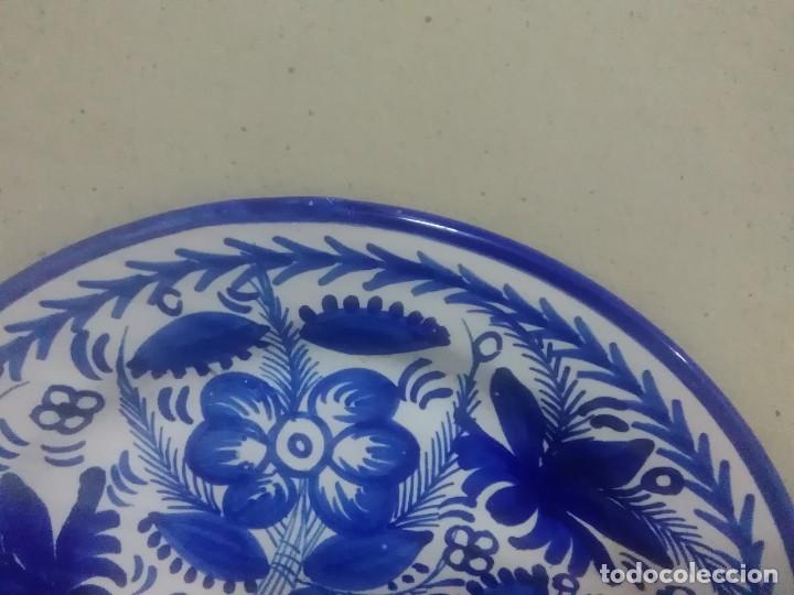 Antig&uuml;edades: Plato de cer&aacute;mica azul 30 ctms - Foto 3