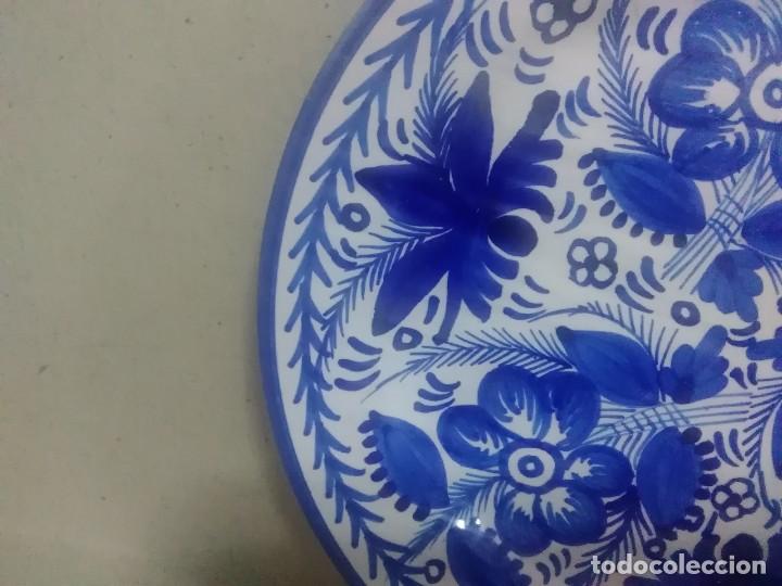 Antig&uuml;edades: Plato de cer&aacute;mica azul 30 ctms - Foto 4