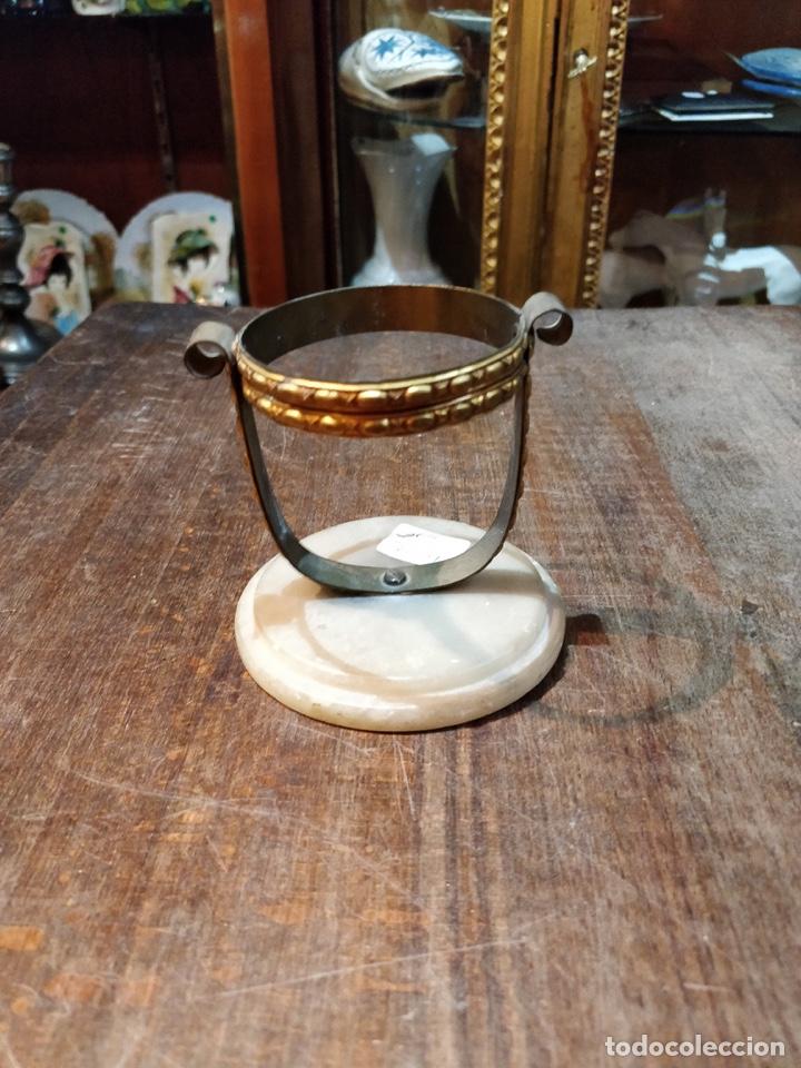 Antiguidades: Peana de m&aacute;rmol y lat&oacute;n decorado - 8.5cm