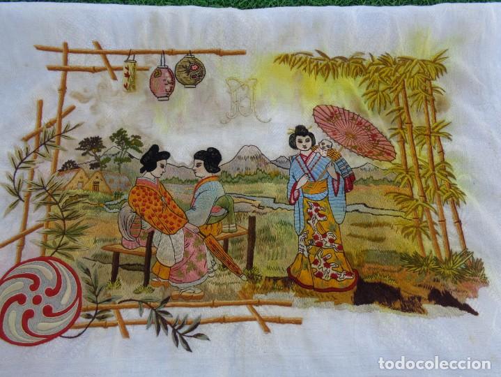 Antiguidades: Antigua toalla de lino adamascado con imagenes japonesas / chinescas - bordada a mano unica