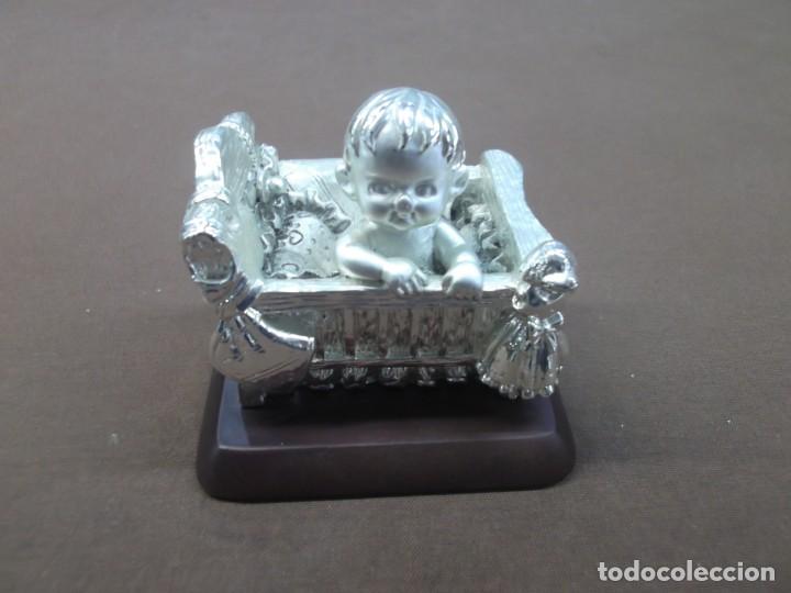 Antig&uuml;edades: Figura de bebe en cuna en plaque de plata - Foto 1