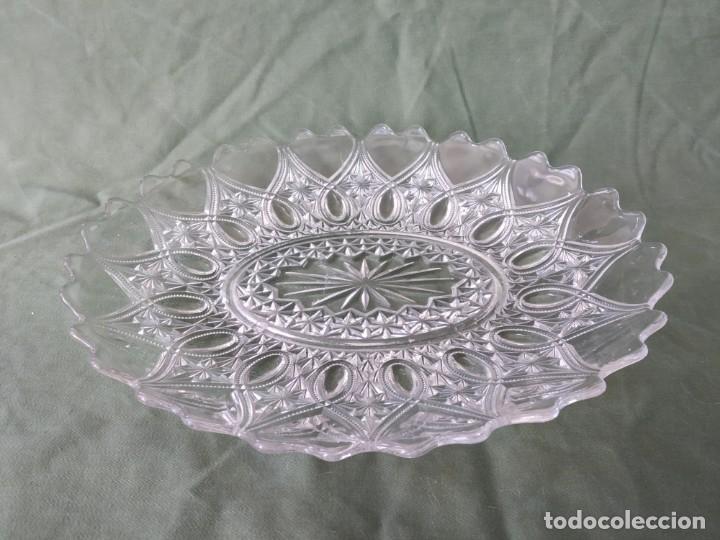 Antiguidades: FUENTE OVALADA DE CRISTAL PRENSADO
