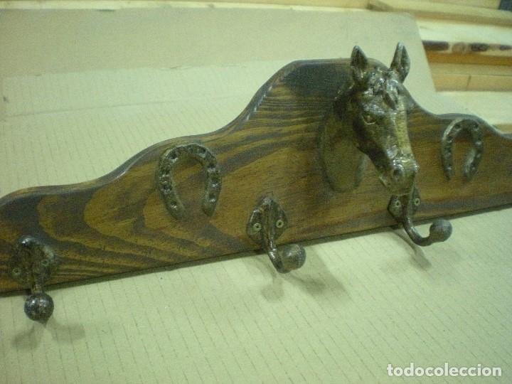 Antig&uuml;edades: PERCHERO CON CABEZA DE CABALLO METALICA Y HERRADURAS L49cm ANCHO 14cm