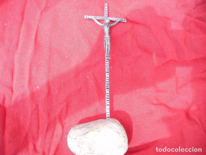 Antig&uuml;edades: Crucifijo sobre Piedra - Foto 1