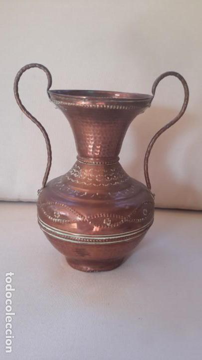 Antig&uuml;edades: Vasija antigua, de cobre repujado - Foto 5
