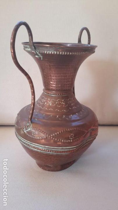 Antig&uuml;edades: Vasija antigua, de cobre repujado - Foto 8