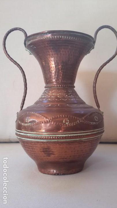Antig&uuml;edades: Vasija antigua, de cobre repujado - Foto 1