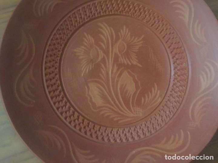 Antig&uuml;edades: PLATO DE CERAMICA DECORADO 29 CM - Foto 2