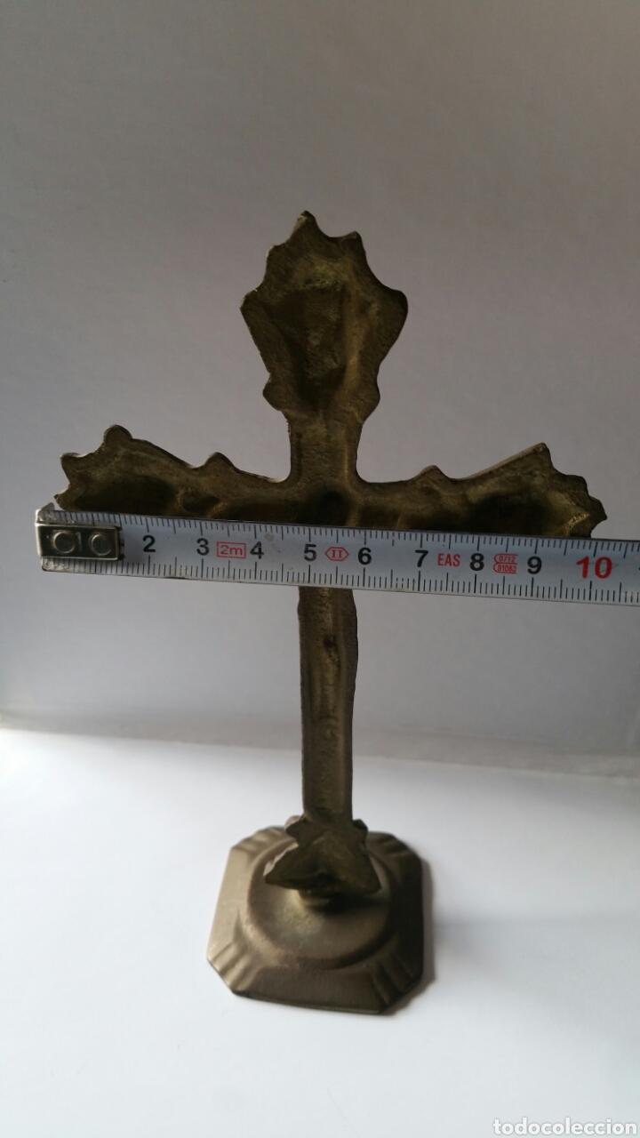 Antig&uuml;edades: Crucifijo bronce de sobre mesa. - Foto 3