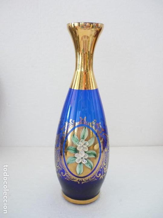 Oggetti Antichi: VIOLETERO DE CRISTAL AZUL CON FLORES RELIEVE