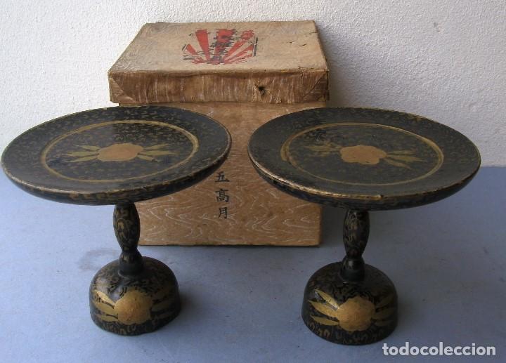 Antig&uuml;edades: ANTIGUA PAREJA DE PEQUE&Ntilde;AS MESITAS JAPONESAS PARA OFRENDAS EN HINA MATSURI, FESTIVAL DE NI&Ntilde;AS