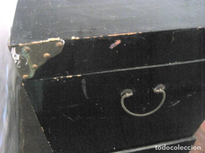 Antigüedades: 53 cm - Bella caja arca baúl chino trapezoidal - lacado con pintura flores camelias - Foto 6 - 171137067