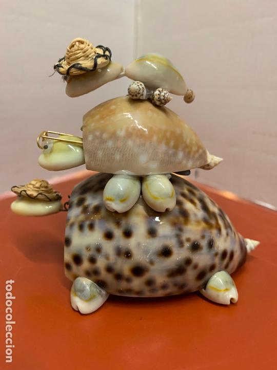 Antig&uuml;edades: Encantadoras tortugas en caracolas, cabeza con movimiento vaiven... Miden 7,5x10cms aprox