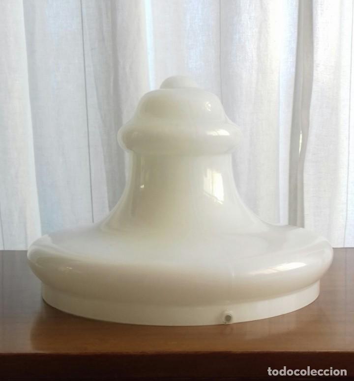 Antig&uuml;edades: Tulipa de opalina blanca - Foto 2