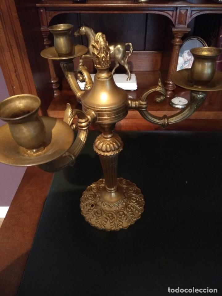 Antig&uuml;edades: Pareja de candelabros de bronce - Foto 2