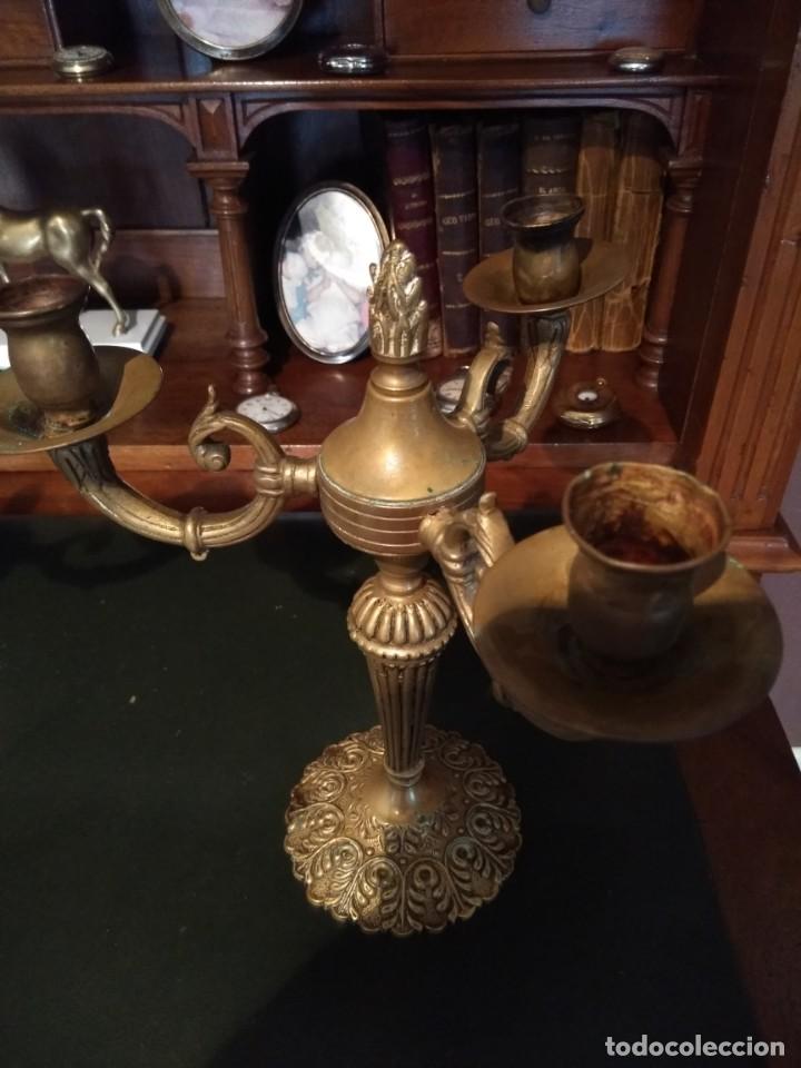 Antig&uuml;edades: Pareja de candelabros de bronce - Foto 3