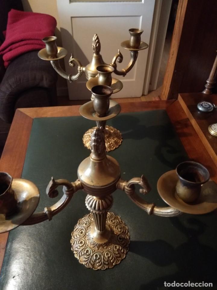 Antig&uuml;edades: Pareja de candelabros de bronce - Foto 4