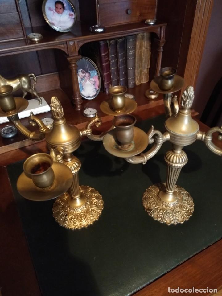 Antig&uuml;edades: Pareja de candelabros de bronce - Foto 5