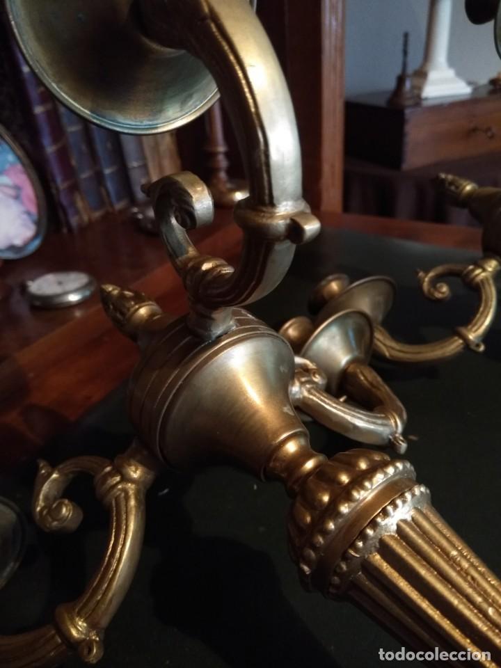 Antig&uuml;edades: Pareja de candelabros de bronce - Foto 7
