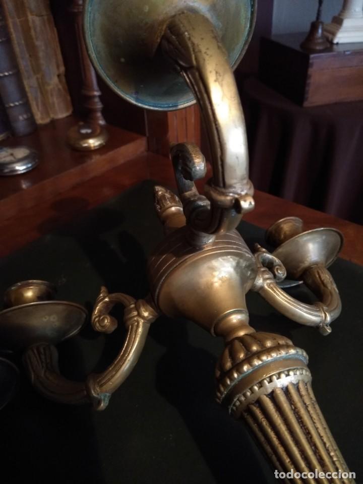 Antig&uuml;edades: Pareja de candelabros de bronce - Foto 8