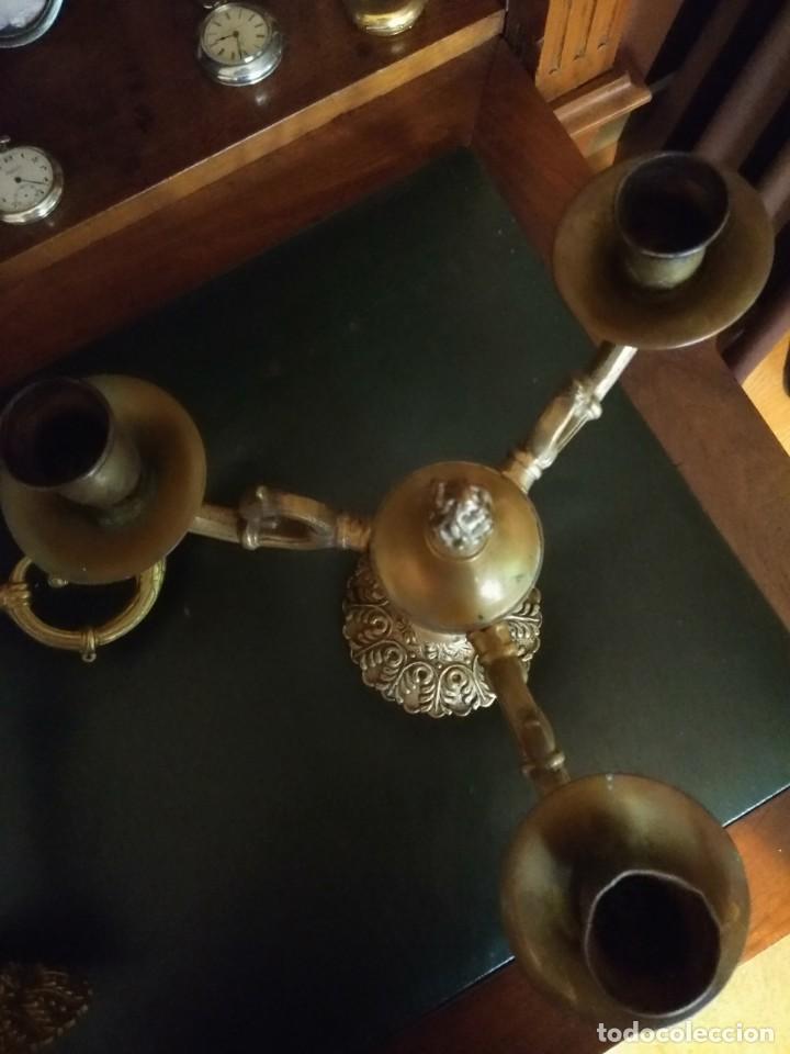 Antig&uuml;edades: Pareja de candelabros de bronce - Foto 9