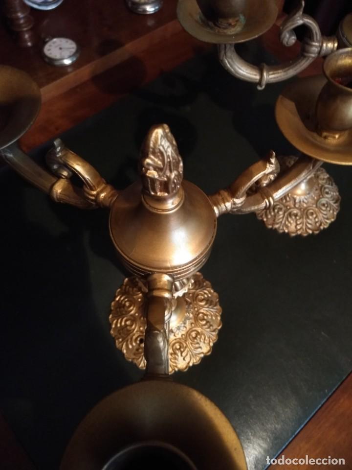Antig&uuml;edades: Pareja de candelabros de bronce - Foto 10