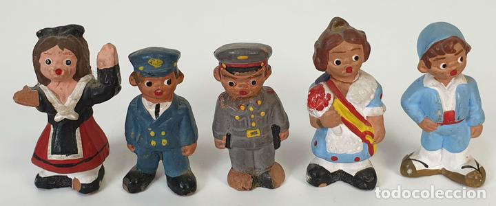 Oggetti Antichi: COLECCION DE 5 FIGURAS DE TERRACOTA PINTADAS A MANO. VARIOS PERSONAJES. SIGLO XX.